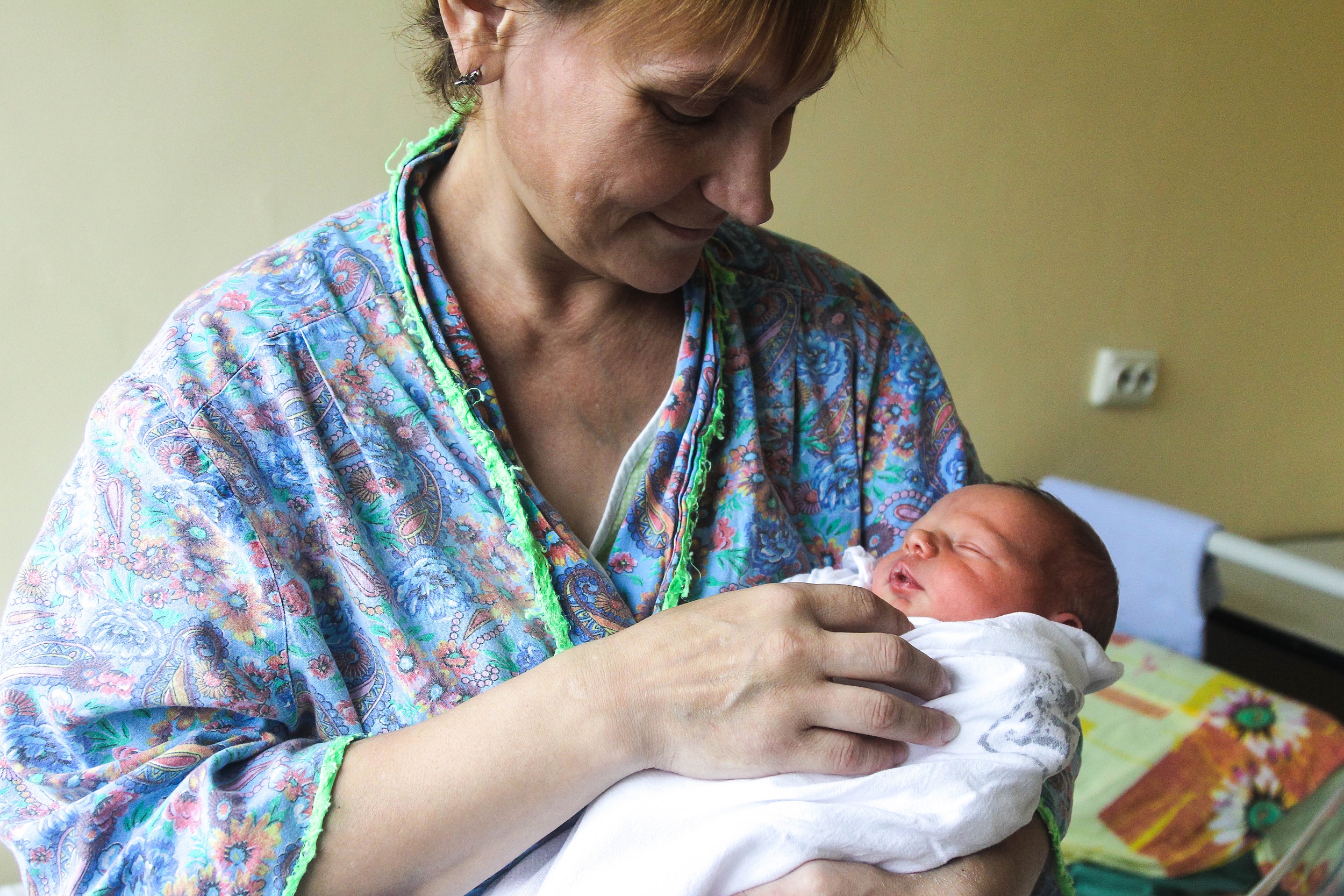 Дети рожденные 2015 году. Пожилая женщина в родильном доме. Бабушка рожает ребенка в роддоме.
