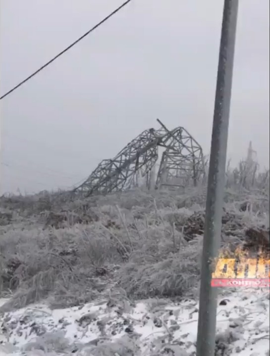 Новости владивостока вл сегодня. Упала опора ЛЭП Владивосток. Упавшие опоры ЛЭП. Упавшие ЛЭП. Обрушение ЛЭП.