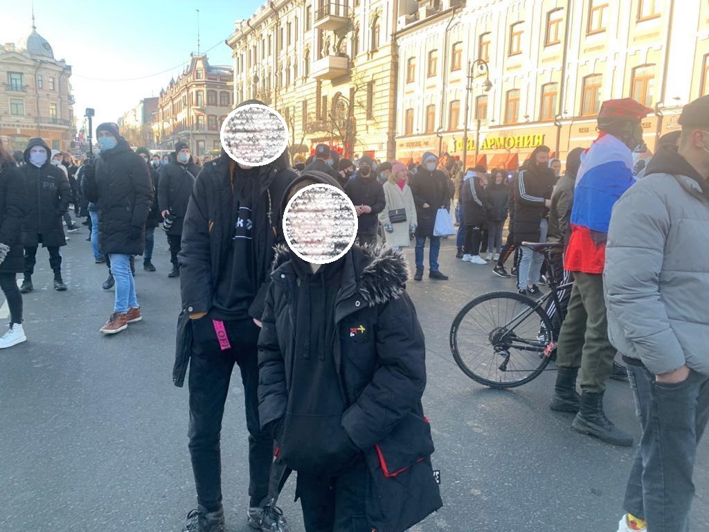 Дети на митинге навального. Митинг подростков. Несовершеннолетние на митинге. Массовое шествие подростков. Митинг Владивосток Навальный.