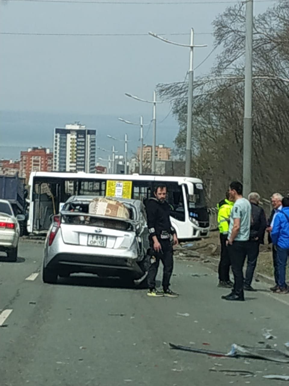 Под Владивостоком произошло масштабное ДТП с участием самосвала и автобуса