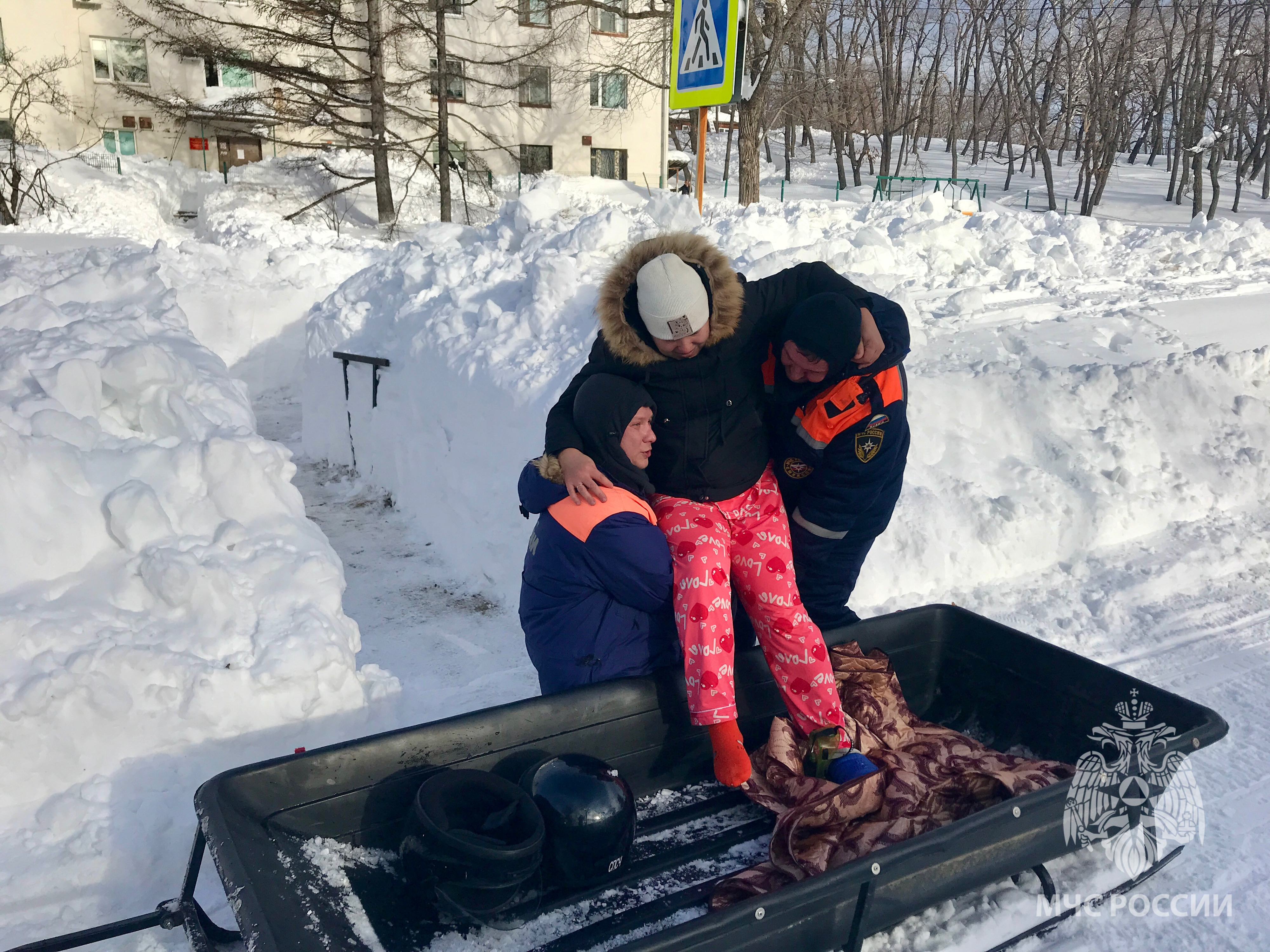 В Приморье сотрудники МЧС спасли четырех человек из снежной ловушки