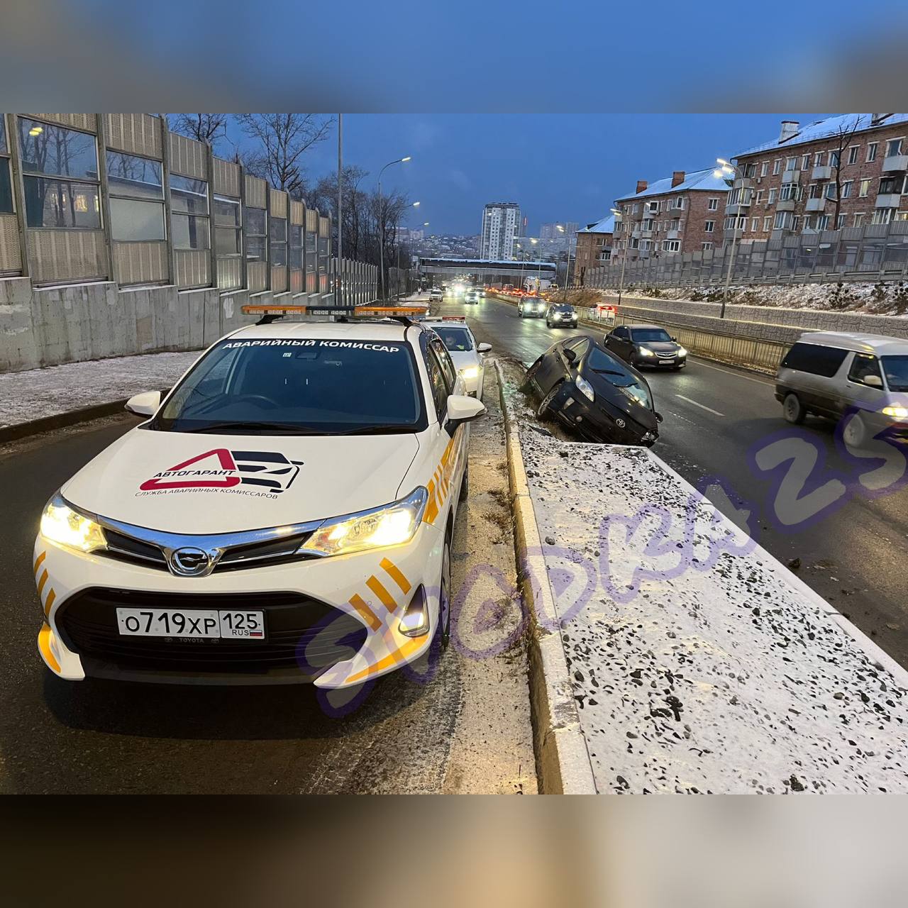 Водитель Toyota Prius залетел на косогор и сбежал с места ДТП в Приморье