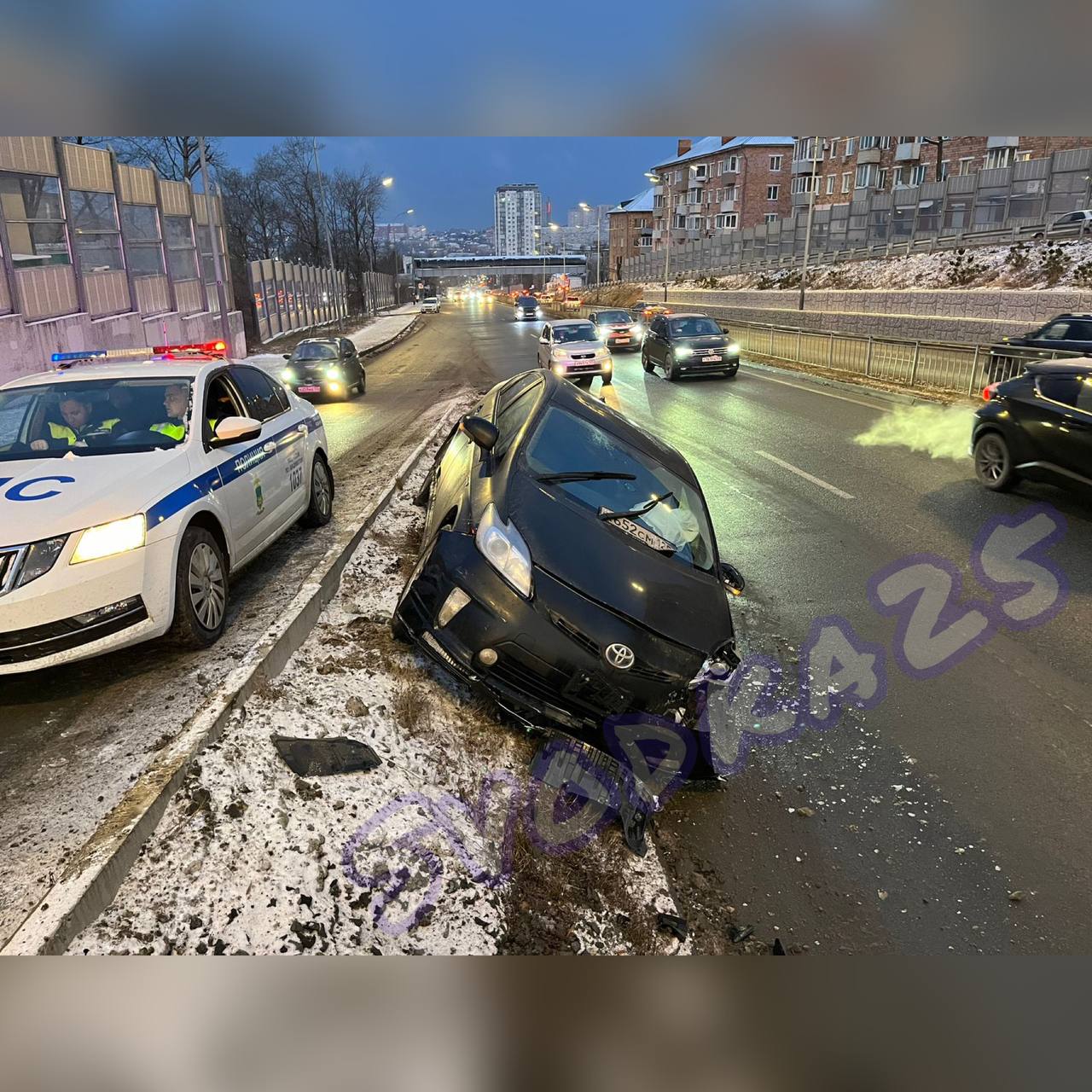 Водитель Toyota Prius залетел на косогор и сбежал с места ДТП в Приморье