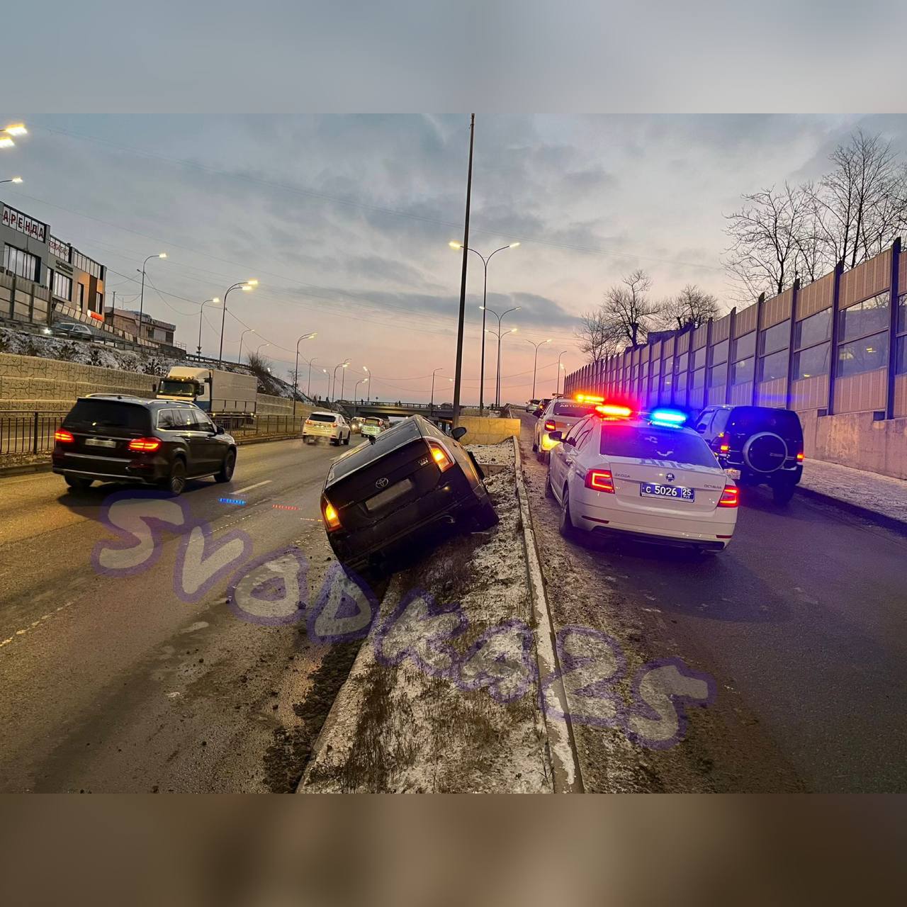 Водитель Toyota Prius залетел на косогор и сбежал с места ДТП в Приморье |  28.11.2023 | Владивосток - БезФормата