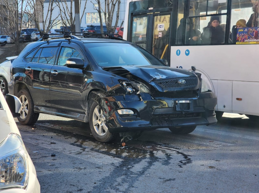 Пешеход оказался зажат между леером и авто в результате ДТП во Владивостоке  | 25.01.2024 | Владивосток - БезФормата