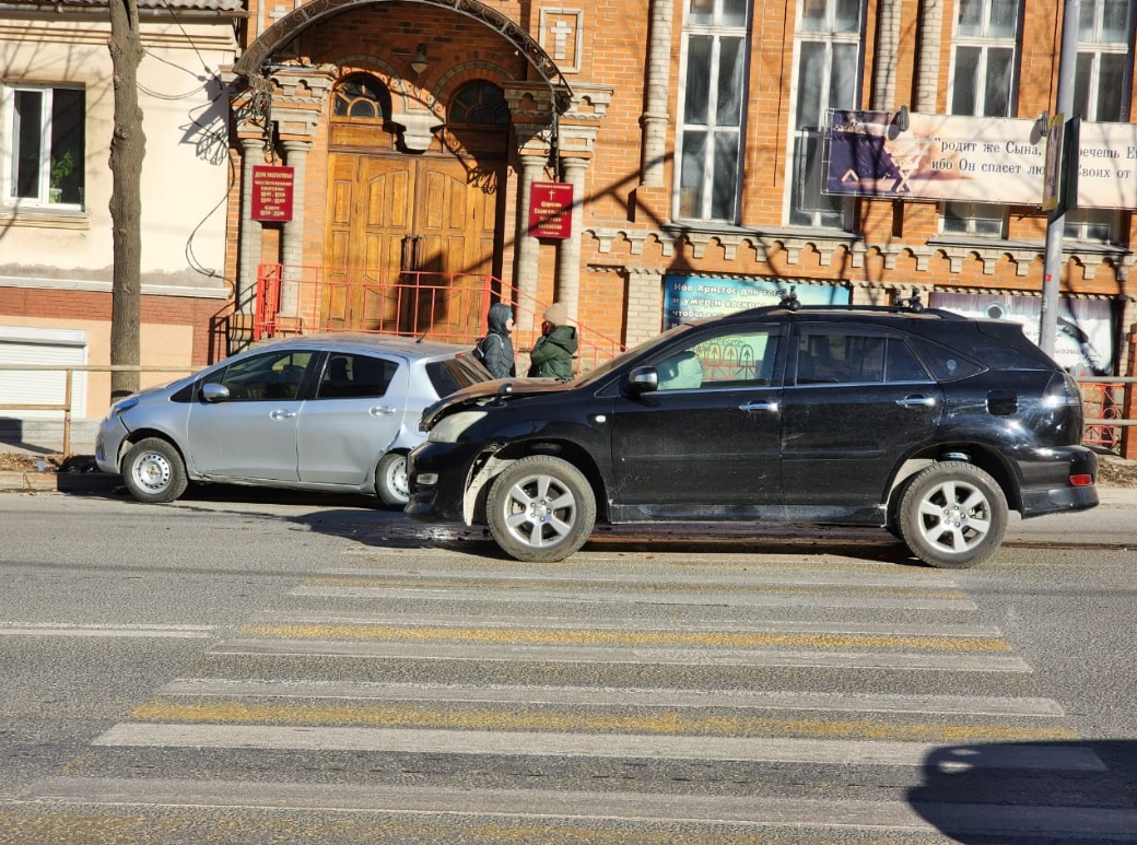 Пешеход оказался зажат между леером и авто в результате ДТП во Владивостоке  | 25.01.2024 | Владивосток - БезФормата