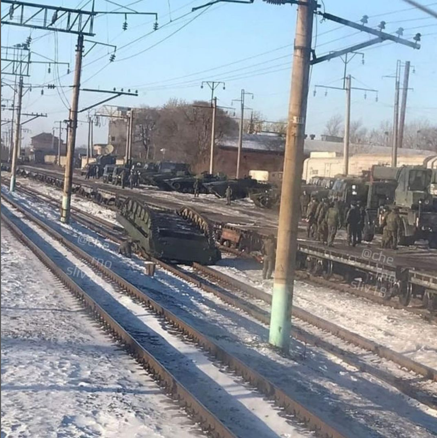 Упала платформа. Танк на ЖД путях. Погрузка военной техники на ЖД. БМП на ЖД пути. Военная техника на ЖД платформах.