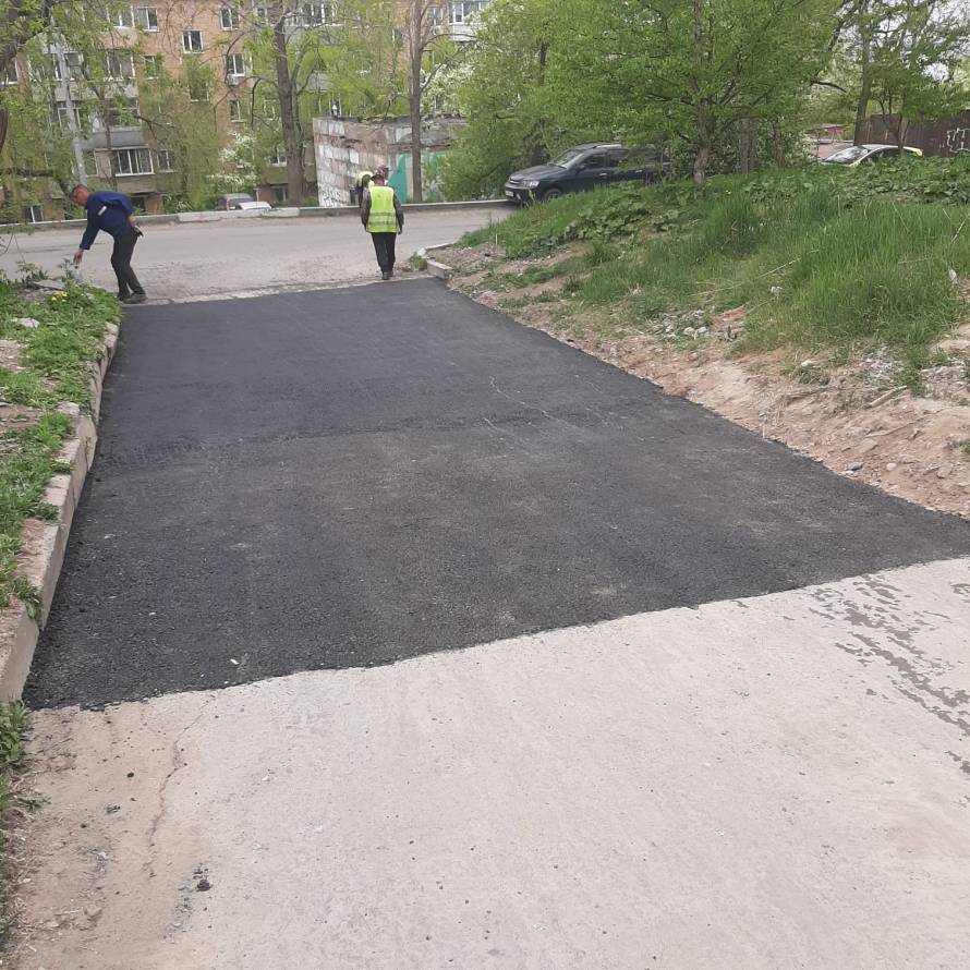 Впэс владивосток. Покрытие пешеходных дорожек. Благоустройство территории рабочие. Улица краевая. Ул Блюхера Владивосток.