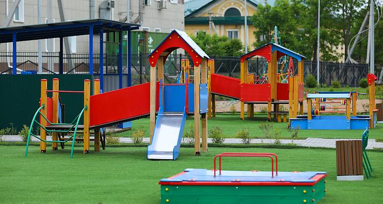 Современные детские площадки устанавливают в Приморье