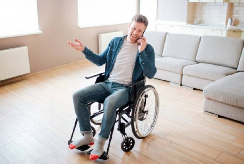 Муж инвалид хочет. Бытовой инвалид мужчина. Мужчина в инвалидном кресле с электроприводом. Человек на инвалидном кресле вид сверху. Кресло для охраны.